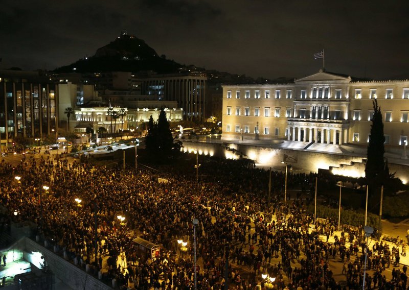 Tisuće ljudi u Ateni pružile potporu vladi