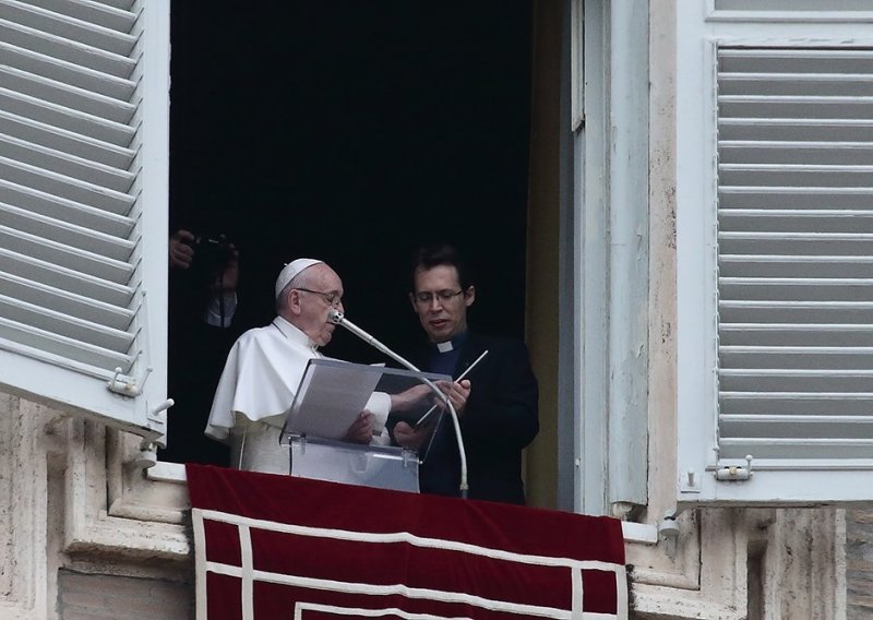 Papa Franjo pokreće prvu aplikaciju za molitvu, evo kako funkcionira