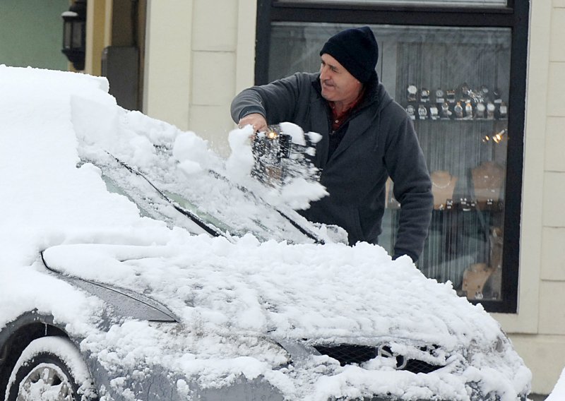 Oprezno u prometu: U Lici i Gorskom Kotaru pada snijeg, poledica moguća na mostovima i nadvožnjacima