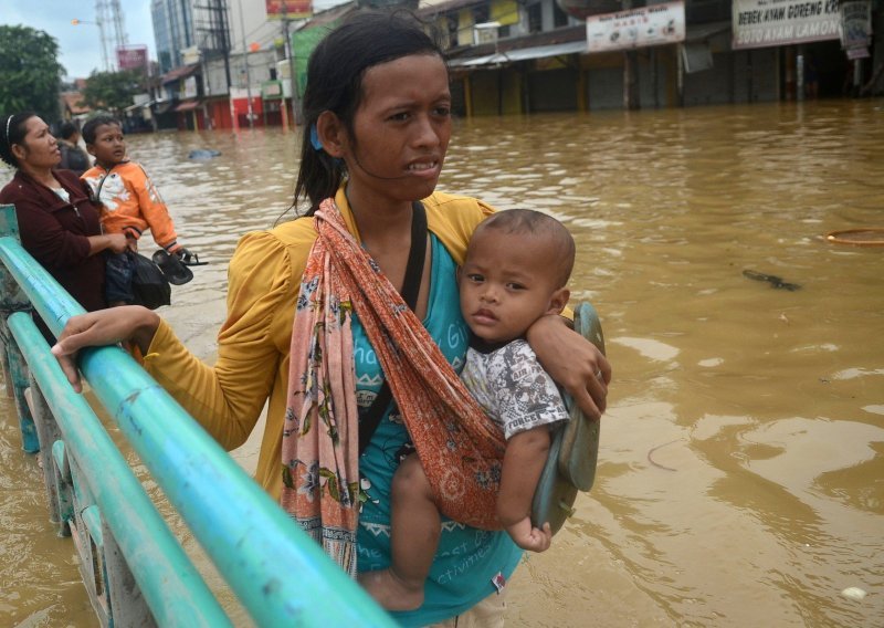 Broj mrtvih u poplavama u Indoneziji porastao na 89