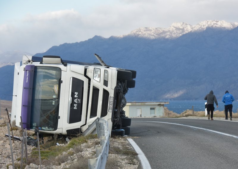 Zatvorena 'Dalmatina' iza tunela Sv. Rok u smjeru Splita, prevrnuo se kamion