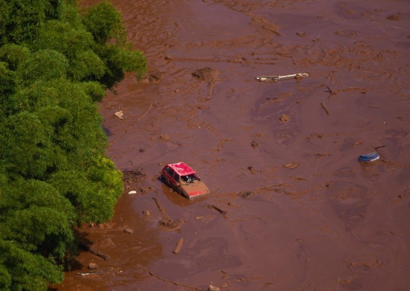 Strašne scene nakon puknuća brane u Brazilu, blatna bujica nosila sve pred sobom