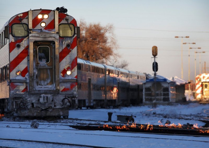 Sjever SAD-a drma ledeni val: 12 ljudi umrlo, otkazano 2500 letova, pruge i vlakovi smrznuti...