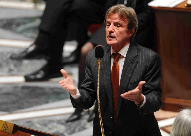 Kouchner says Kosovo and Serbia must turn to future