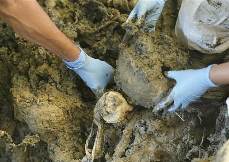 Grobnicu odblokirao 'izbrisani', Slovenci žele pomirenje