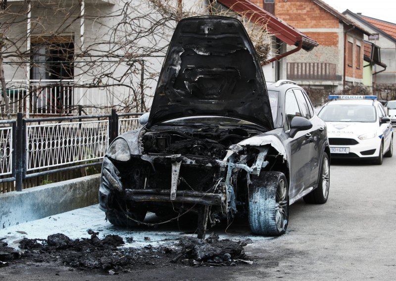 U Zagrebu izgorio skupocjeni Porsche, vatrogasci se jedva probili do njega