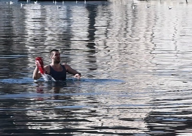 Vaterpolist koji se u Splitu spasio skokom u more ima ozljedu glave, sljepoočnice i nosa