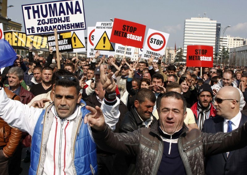 Tirana: Policija rastjerala prosvjednike okupljene ispred sjedišta vlade