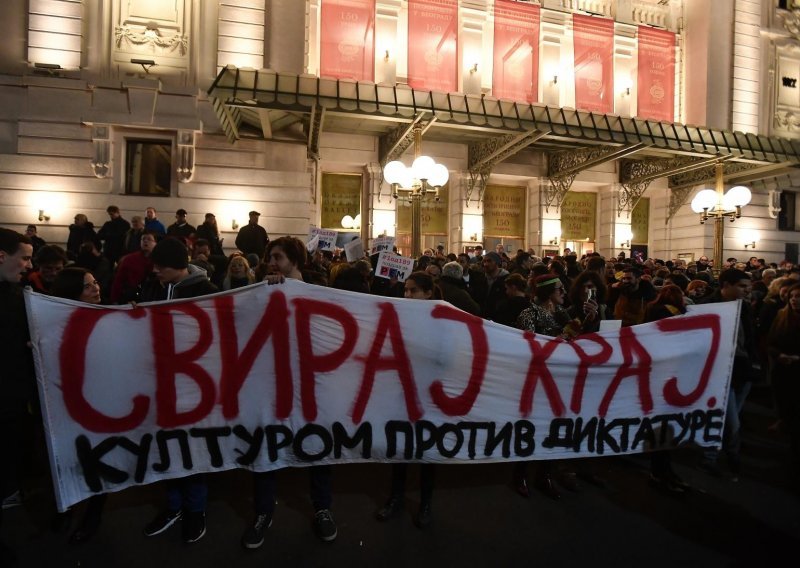 Srbi trinaesti put na ulicama u nadi da će skinuti Vučića
