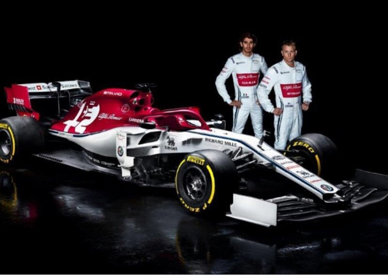 Alfa Romeo predstavio novi bolid Kimija Raikkonena, Finac odmah završio u šljunku...