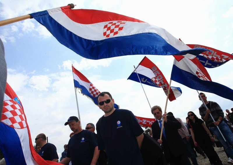 Je li grb s bijelim poljem doista novi grb cijele hrvatske dijaspore? Izgleda da nije