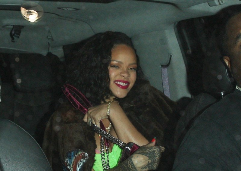 Rihanna proslavila rođendan u fluorescentno zelenoj haljini