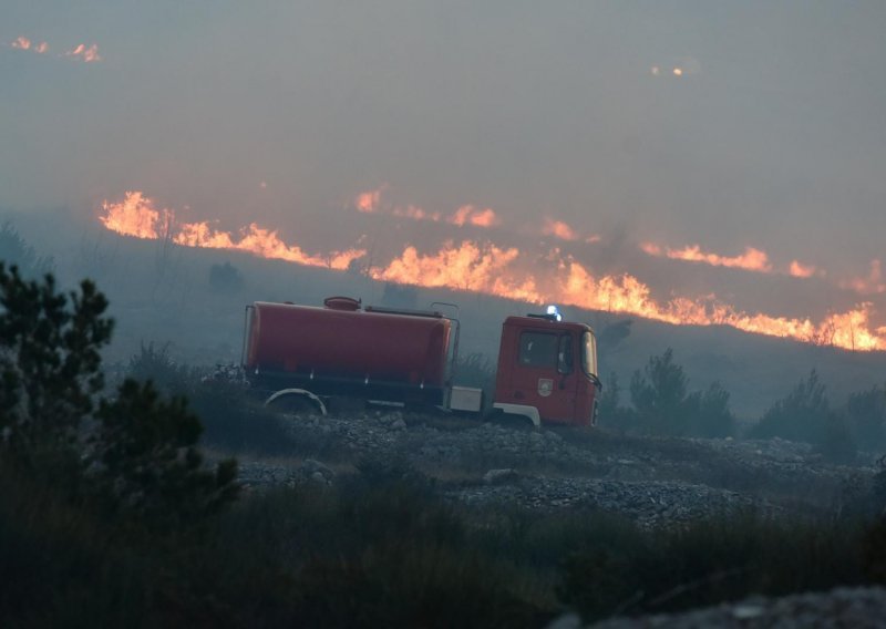 Veliki požar kod Ljubuškog, nedaleko do granice s Hrvatskom
