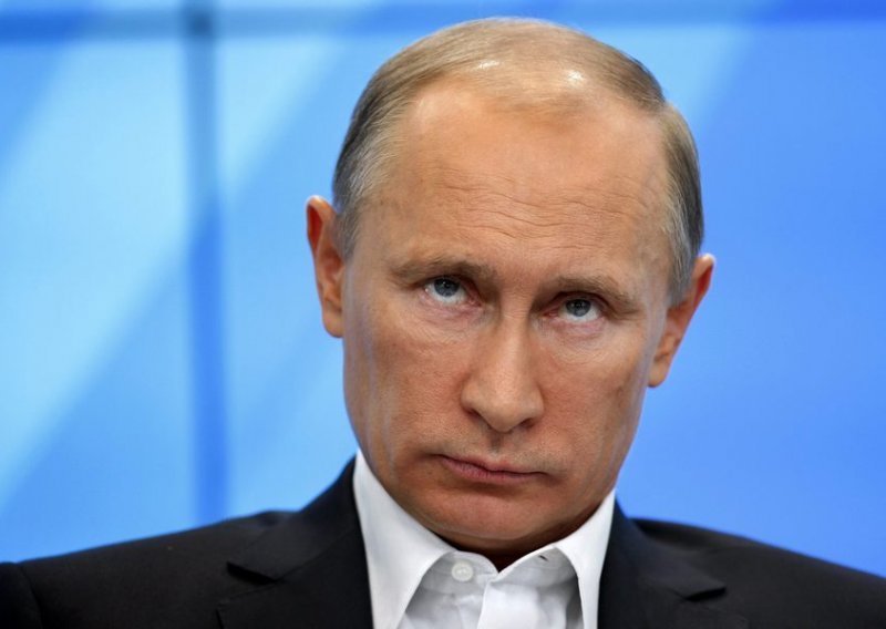Zahtjevi za ostavkom preplavili Putinovu stranicu