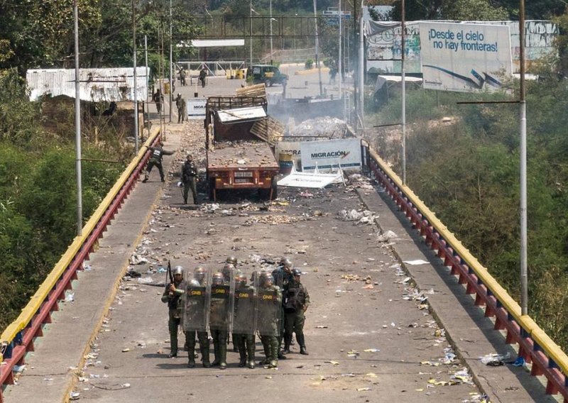 Više od 500 venezuelskih vojnika prebjeglo u Kolumbiju