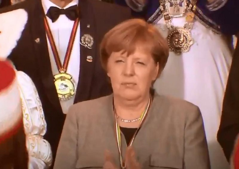 Ovako izgleda lice Angele Merkel kad se treba veseliti na fašniku