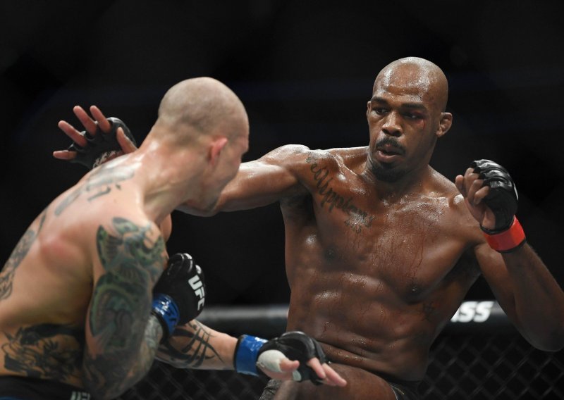 Kontroverzni Jon Jones obranio pojas UFC-a; ilegalni udarac mogao ga je koštati titule, ali izazivač je ispao pošten