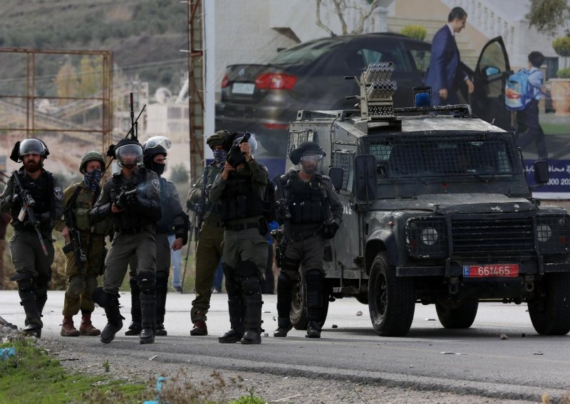 Automobil se zabio u izraelske vojnike na Zapadnoj obali, dvojica napadača ubijena