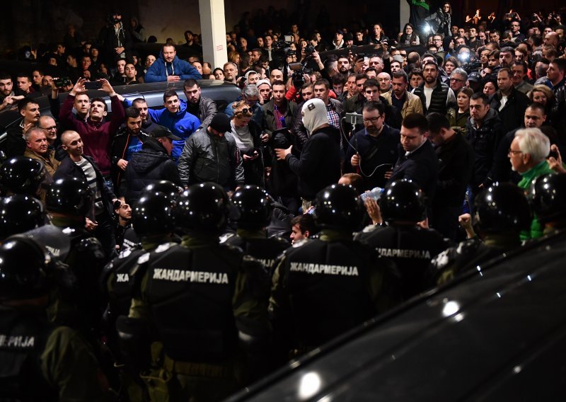 Drama u Srbiji: Specijalci izbacili prosvjednike iz zgrade javne TV, oni ne odustaju - dolaze Vučiću pod prozor!