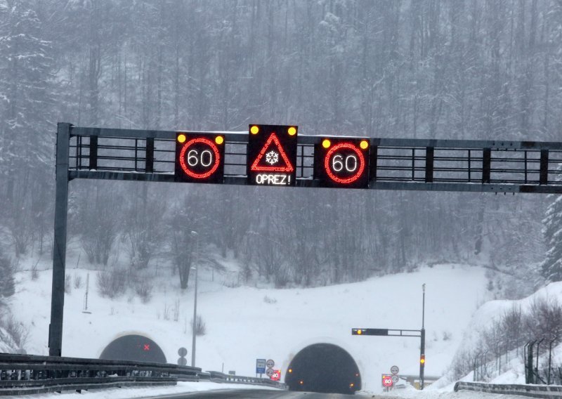 Snijeg radi probleme; čak četiri prometne nesreće na autocesti