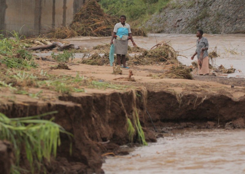 Ciklon u južnoj Africi usmrtio najmanje 356 osoba, tisuće ljudi su blokirane
