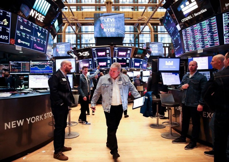 Wall Street oštro pao, rast gospodarstava usporava