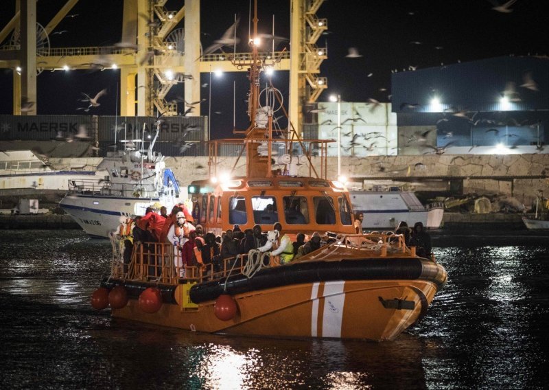 Deseci migranata utopili se nedaleko od obale Tunisa