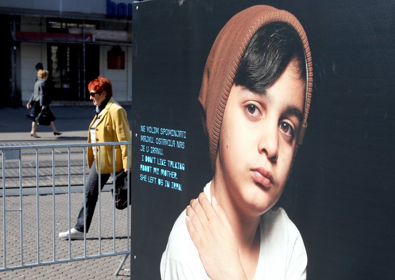 Na četiri zagrebačka trga postavljene pop up instalacije s portretima izbjeglica