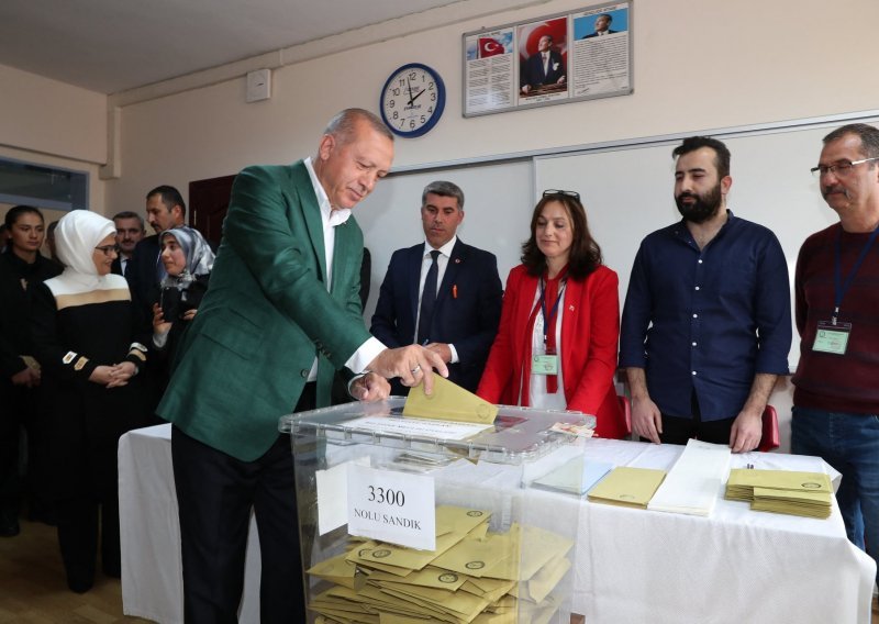 Više od 50 posto glasova ponovno prebrojano u Istanbulu, oporbeni kandidat kaže da i dalje vodi