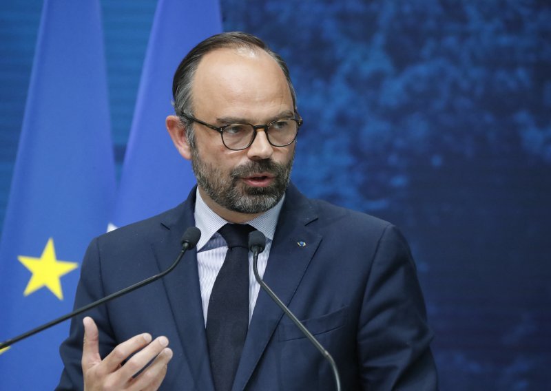 Francuski premijer nakon javne rasprave obećao smanjenje poreza i potrošnje