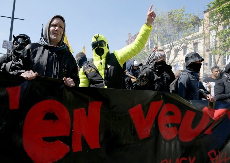 Sukobi na prosvjedu 'žutih prsluka', Macron priprema nove mjere