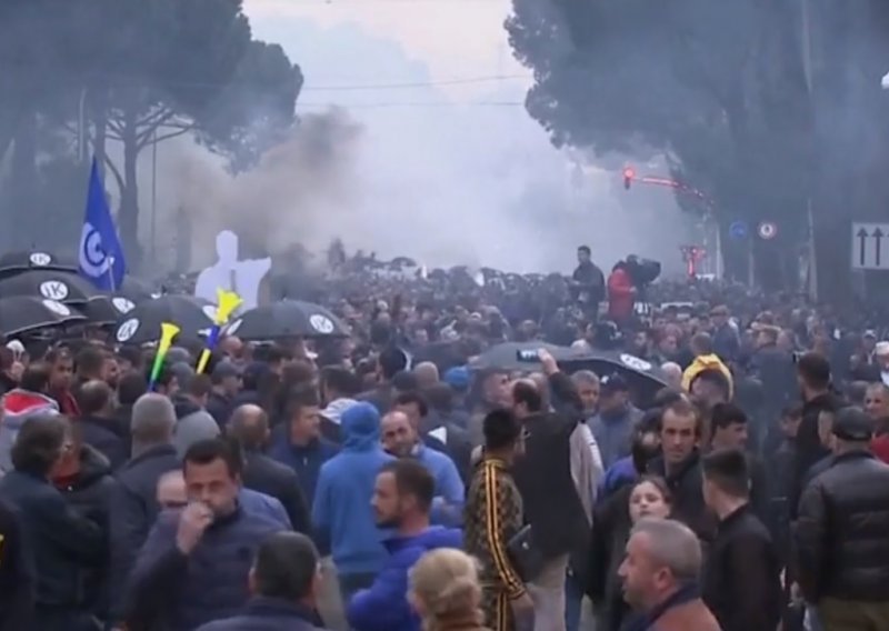 Dramatično u Tirani: U sukobu prosvjednika i policije ozlijeđeno nekoliko ljudi