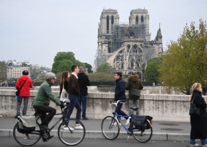 Počeli radovi na postavljanju improviziranog krova na Notre Dame