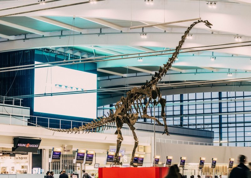 Dinosaur Skinny oduševljava putnike u zračnoj luci Heathrow