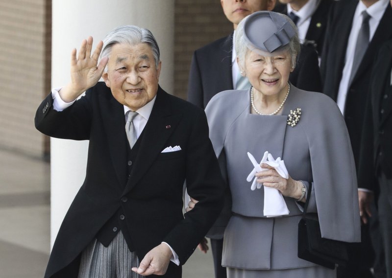 Car Akihito u molitvi uoči prve carske abdikacije u dva stoljeća