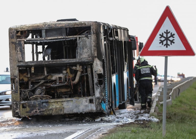 Izgorio autobus kod Delnica, putnici jedva spasili živu glavu