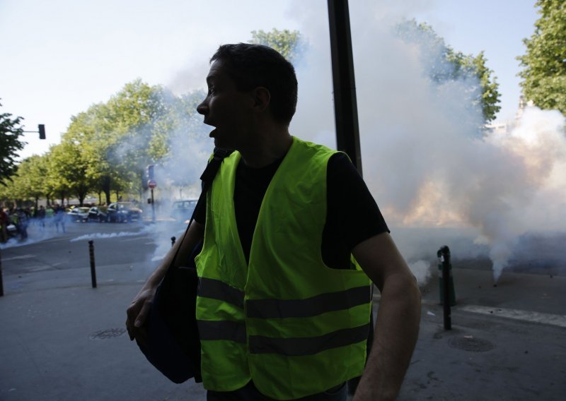 Žuti prsluci prosvjedovali na ulicama francuskih gradova 30. tjedan zaredom