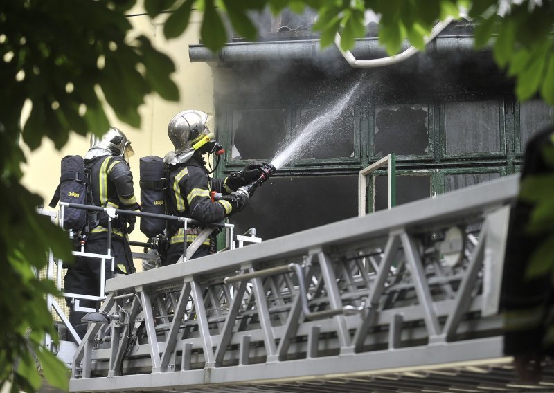 Ugašen požar u Zagrebu: Vatra zahvatila krov pivnice, na terenu 32 vatrogasca sa devet vozila