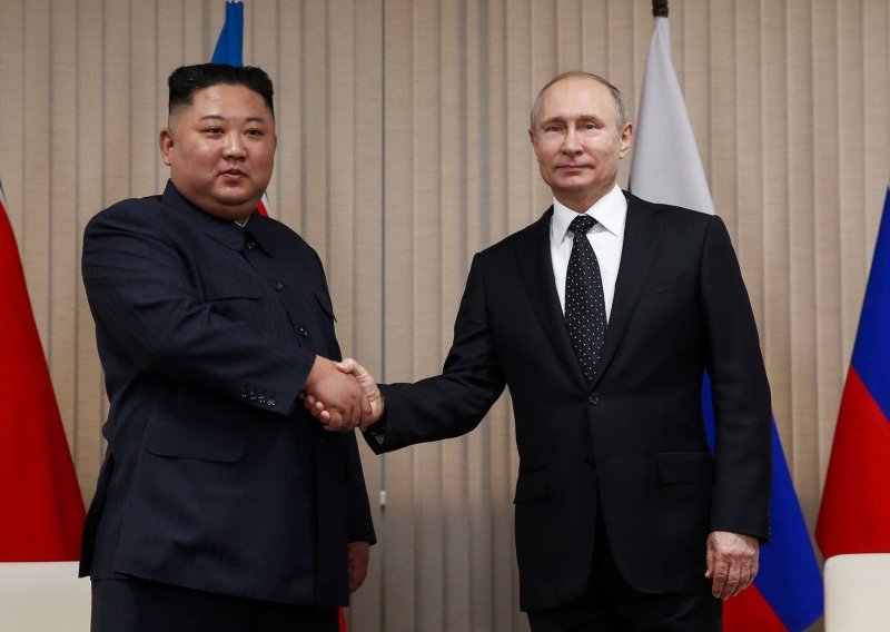 Putin i Kim s kiselim osmjesima započeli prvi službeni sastanak