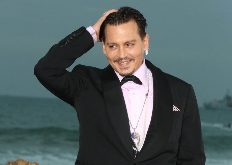 Zavela ga go-go plesačica: Johnny Depp zaluđen mlađahnom Ruskinjom koju planira i oženiti