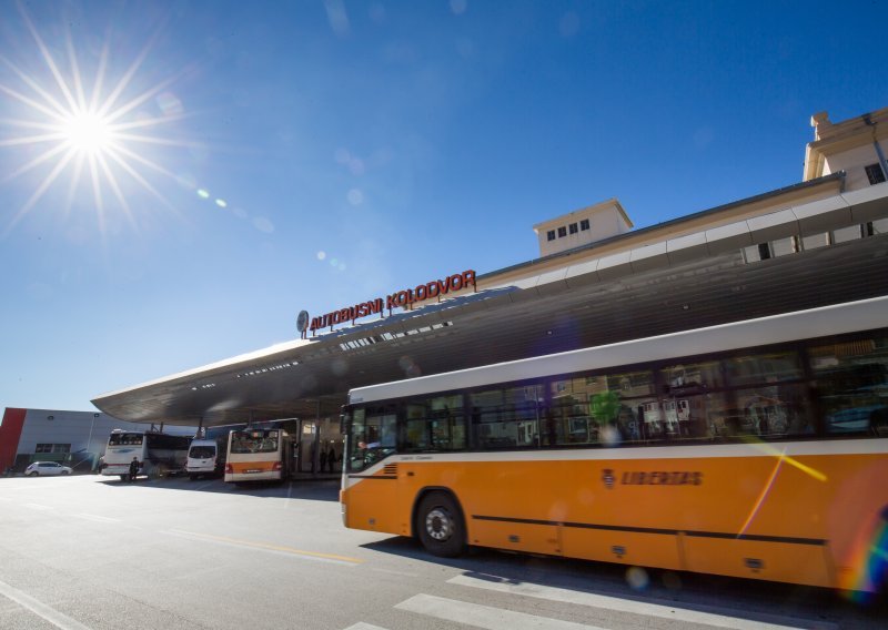 U podvozju autobusa u Dubrovniku pronađen ilegalni migrant, policija traži drugog