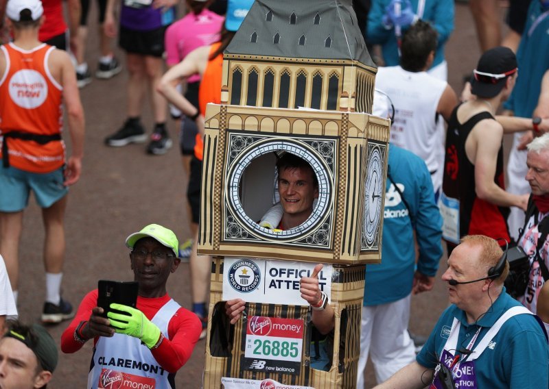 Trčao maraton odjeven u Big Ben pa ga neslavno završio