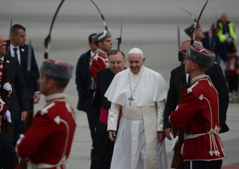 Papa Franjo uputio poruku Kolindi Grabar-Kitarović dok je avionom prelijetao Hrvatsku