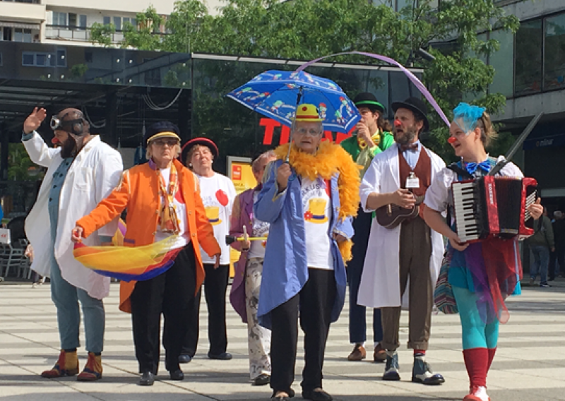 CRVENI NOSOVI klaunovidoktori proslavili svoj Dan smijeha na punom osječkom Trgu slobode