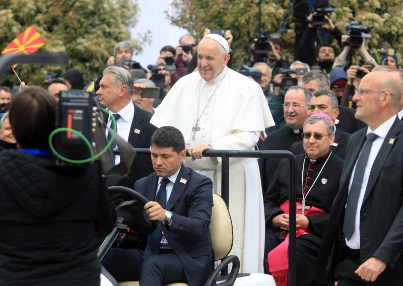 Papa Franjo provozao se papamobilom ulicama Skoplja, u prvim redovima i bivša hrvatska premijerka