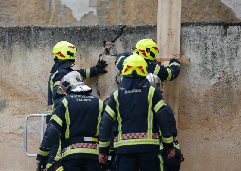 [FOTO] Vatrogasci u Arheološkom muzeju u hitnoj sanaciji zida koji prijeti urušavanjem