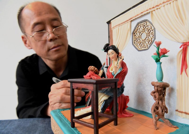 Kineski umjetnik izrađuje figurice od tijesta