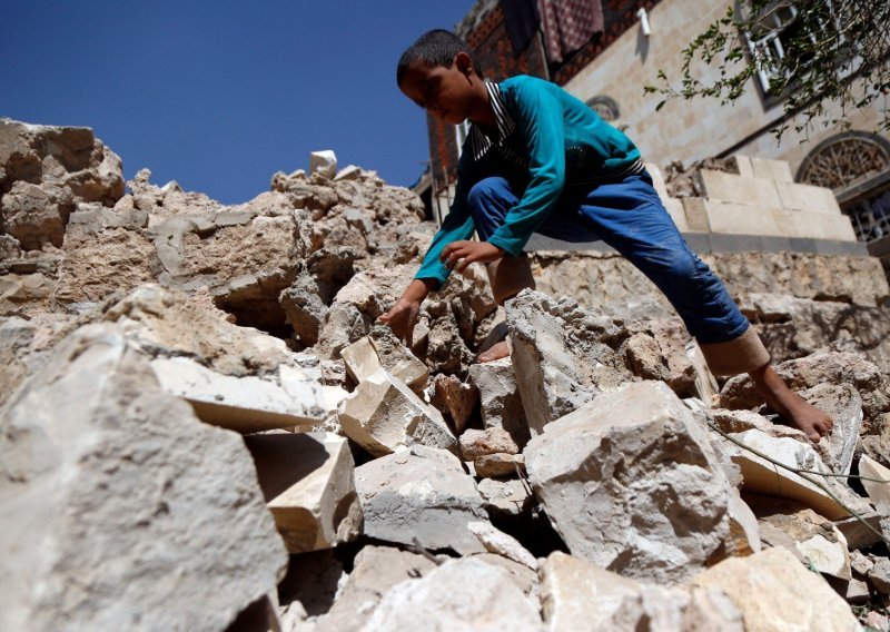 Koalicija predvođena Rijadom počela zračne udare na glavni grad Jemena