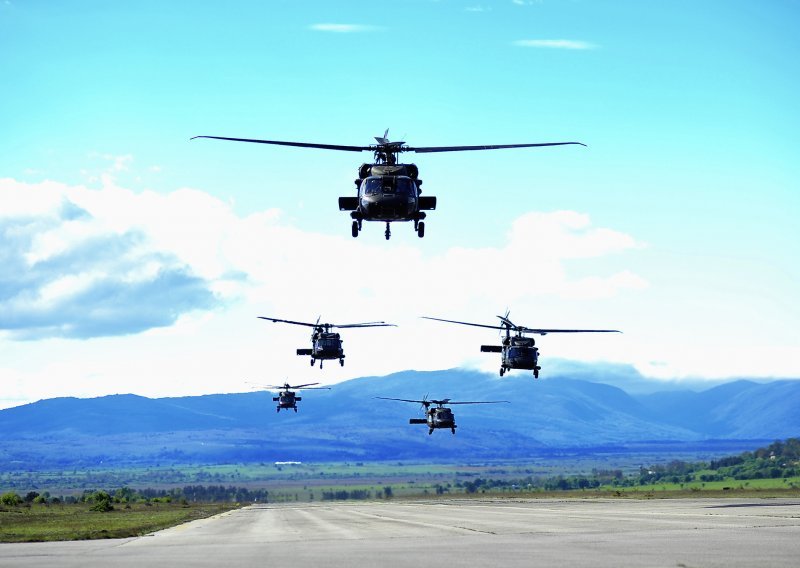 Pogledajte atraktivne snimke slijetanja 17 američkih vojnih helikoptera u Udbinu