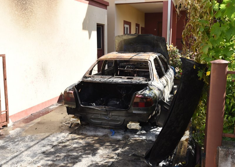 [FOTO/VIDEO] U dvorištu obiteljske kuće u Zadru potpuno izgorio automobil, počinitelj priveden